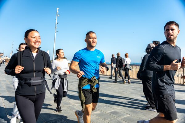 Visiter Barcelone en faisant un running avec un guide. Finir le tour avec une pause énergisante.